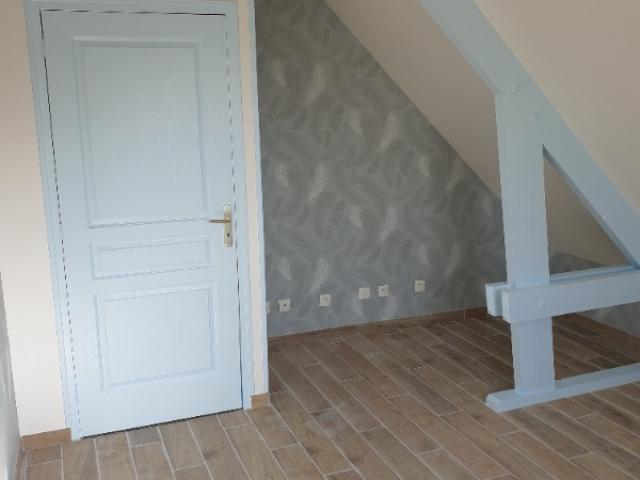 Pose de papier peint dans une chambre d'adolescents située à Mutrécy.